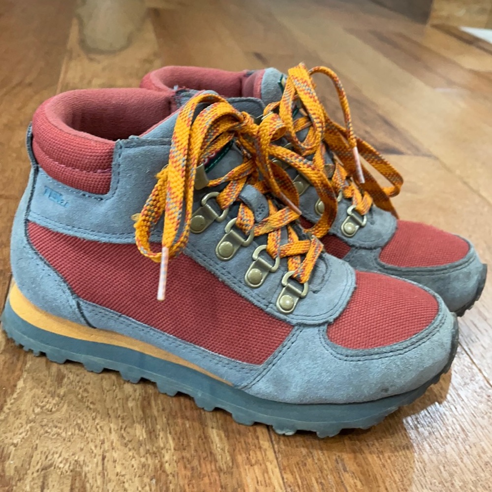 Kids hiking boots